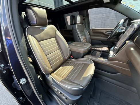 Used 2025 GMC Yukon Denali Ultimate AWD/4WD image 28