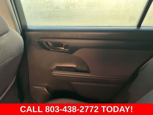 Used 2024 Toyota Highlander LE FWD image 15