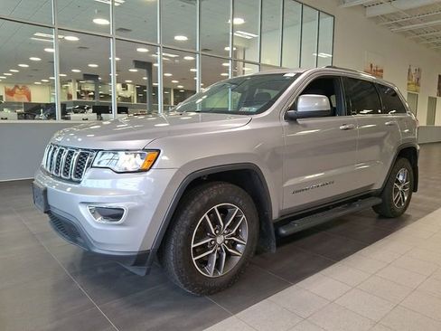 Used 2018 Jeep Grand Cherokee Laredo AWD/4WD image 3