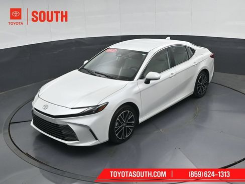 Used 2025 Toyota Camry XLE AWD/4WD image 48