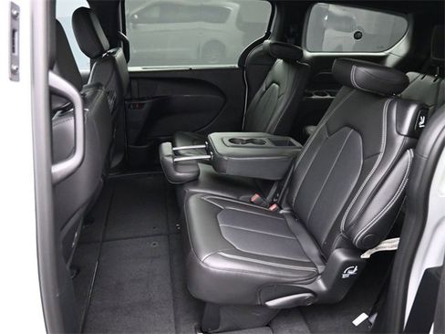 New 2026 Chrysler Pacifica Select image 16