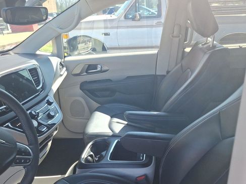 Used 2023 Chrysler Pacifica Touring-L image 11