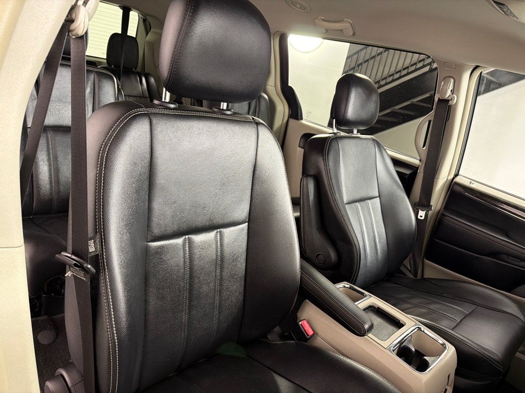 Used 2013 Chrysler Town & Country Touring FWD image 22