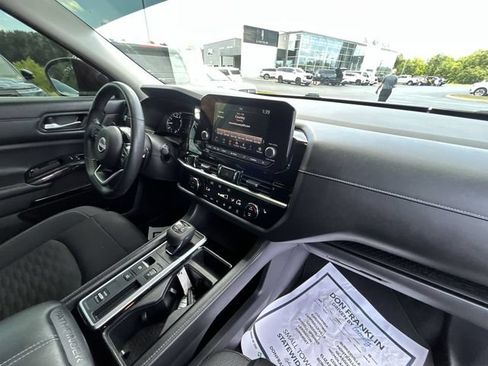 Certified 2022 Nissan Pathfinder SV FWD image 11