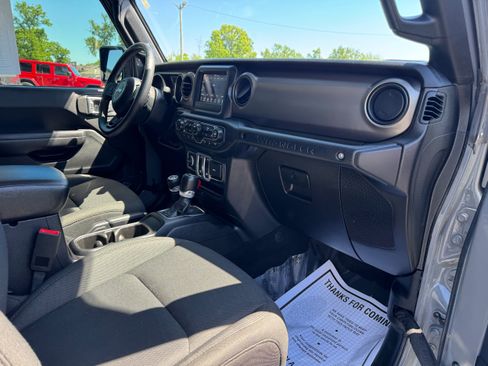 Used 2018 Jeep Wrangler Sport AWD/4WD image 14