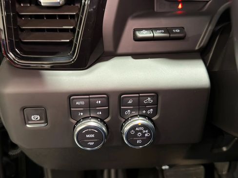 Used 2025 GMC Sierra 2500 AT4X AWD/4WD image 30