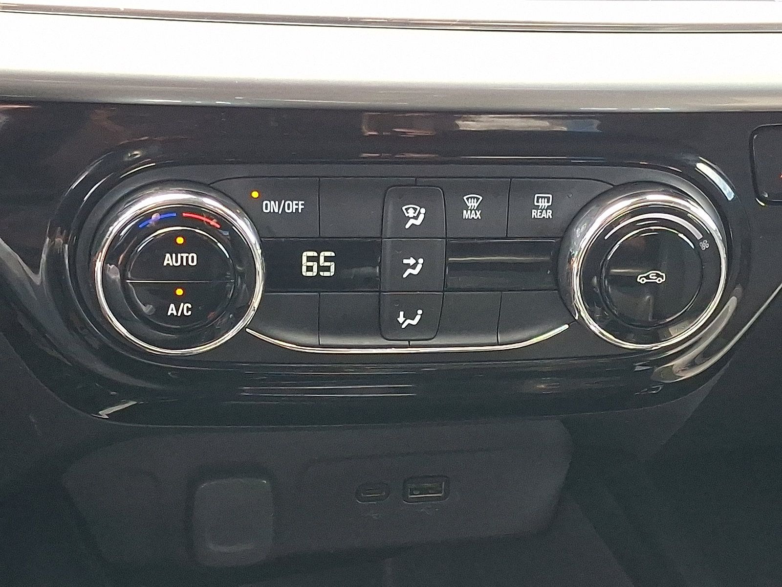 Used 2025 Chevrolet Trax LT FWD image 17