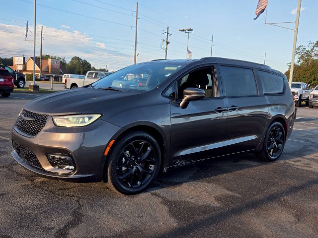 Used 2021 Chrysler Pacifica Touring w/ S Appearance Package FWD image 3