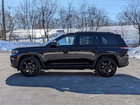 Certified 2023 Jeep Grand Cherokee Limited w/ Black Appearance Package image 7