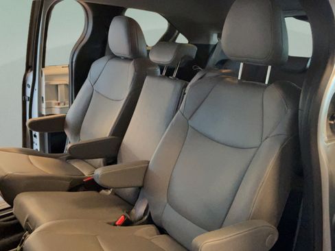 Certified 2025 Toyota Sienna XLE FWD image 27