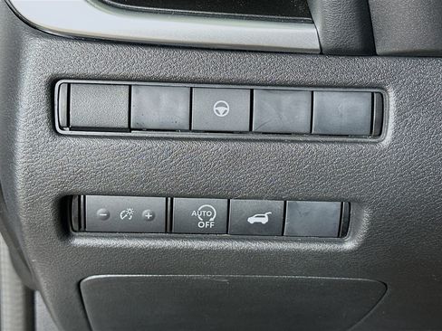 Used 2025 Nissan Rogue SV FWD image 17