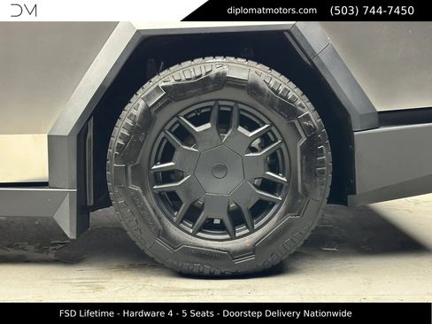 Used 2024 Tesla Cybertruck AWD Crew Cab image 38