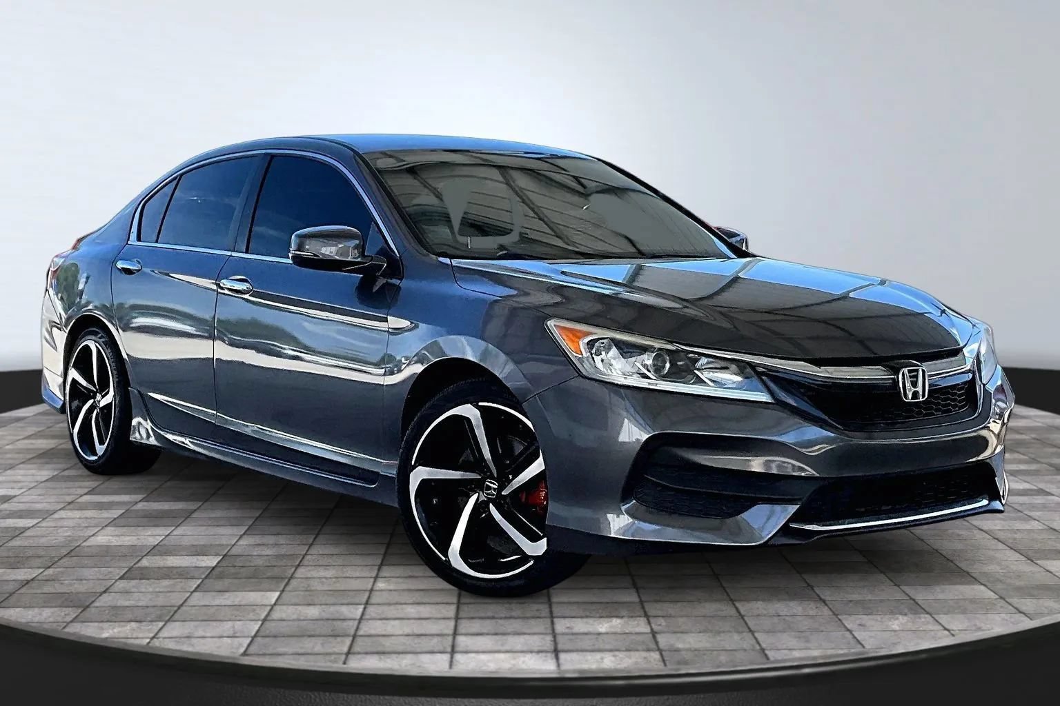 Used 2017 Honda Accord Sport image 3