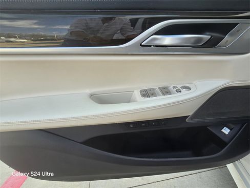 Used 2021 BMW 740i w/ Premium Package image 12