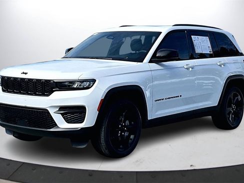 Used 2023 Jeep Grand Cherokee Altitude image 4