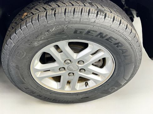 Used 2023 Jeep Grand Cherokee Laredo image 28