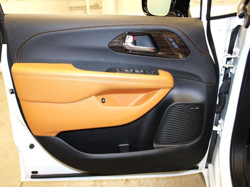 Used 2023 Chrysler Pacifica Pinnacle image 24