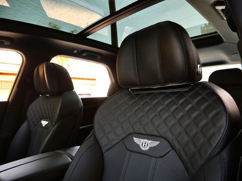 Used 2022 Bentley Bentayga image 19