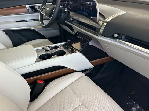 New 2026 Cadillac Vistiq Luxury w/ LPO, Floor Liner Package image 15