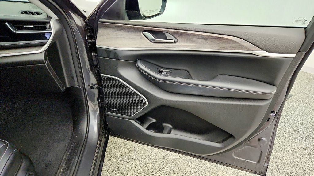 Used 2023 Jeep Grand Cherokee 4WD 4xe image 25