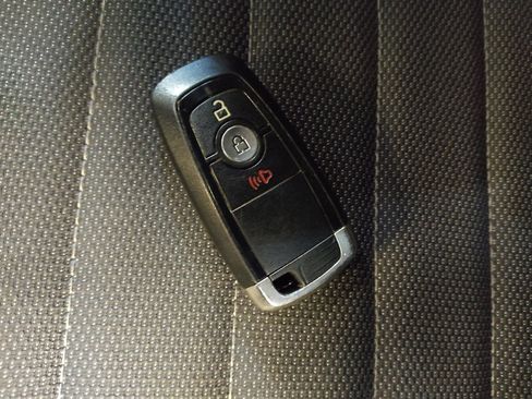 Used 2018 Ford Edge SE image 32