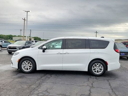 Used 2023 Chrysler Pacifica Touring-L FWD image 3