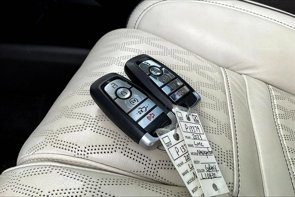 Used 2023 Lincoln Navigator Black Label AWD/4WD image 36
