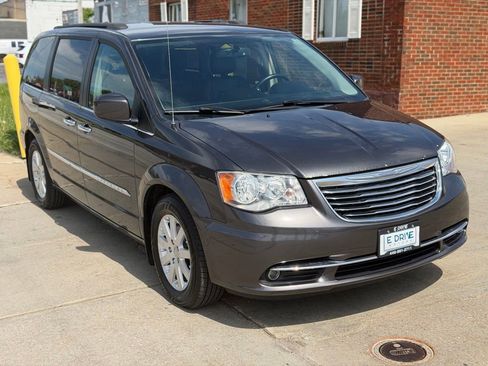 Used 2016 Chrysler Town & Country Touring w/ Driver Convenience Group FWD image 3