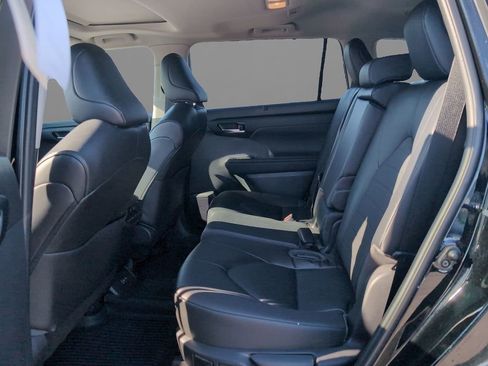 Used 2023 Toyota Highlander XLE image 10