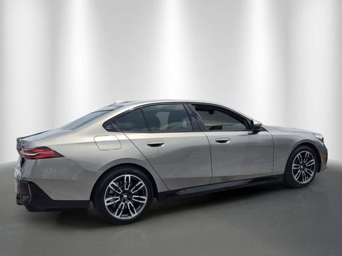 Used 2026 BMW 530i w/ M Sport Package RWD image 7