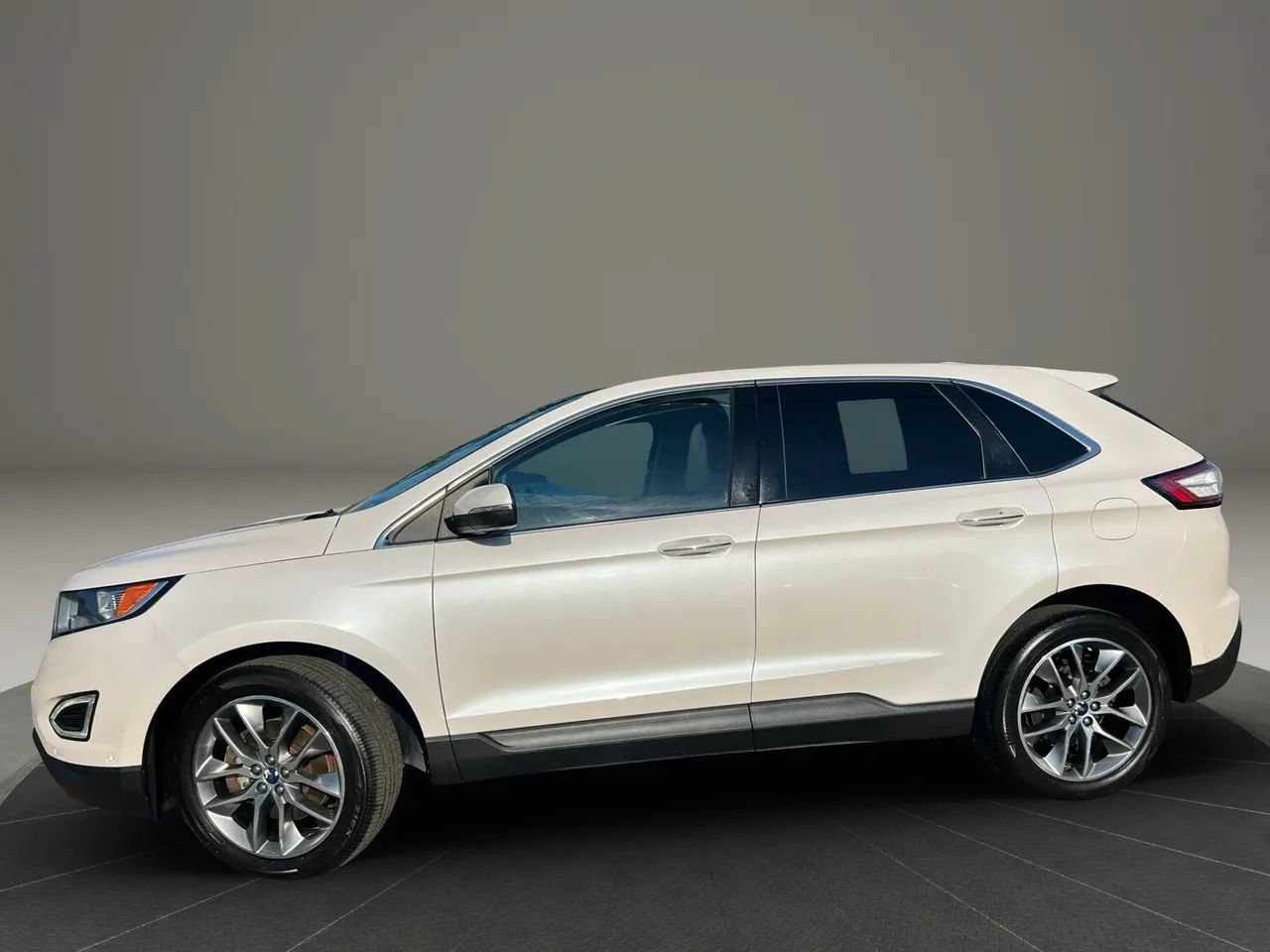 Used 2016 Ford Edge Titanium w/ Equipment Group 302A AWD/4WD image 2