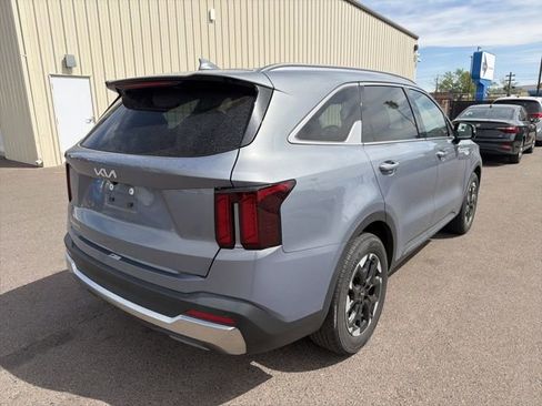 Used 2024 Kia Sorento S image 3