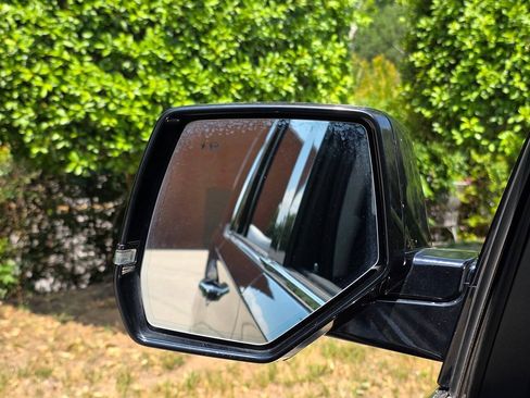 Used 2018 Cadillac Escalade Luxury AWD/4WD image 9