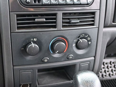 Used 2004 Jeep Grand Cherokee Laredo RWD image 18