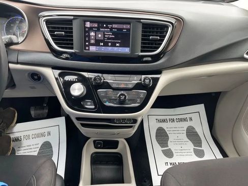 Used 2022 Chrysler Voyager LX image 21