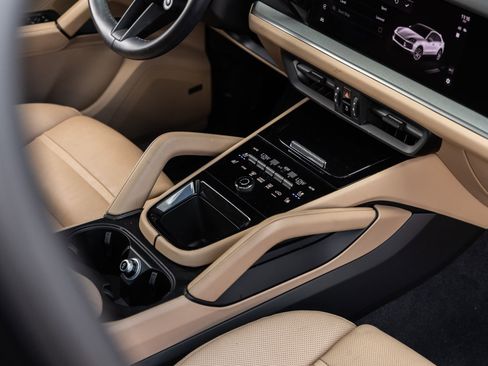 Certified 2024 Porsche Cayenne Coupe AWD/4WD image 30