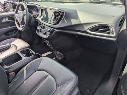 Used 2025 Chrysler Pacifica Select FWD image 30