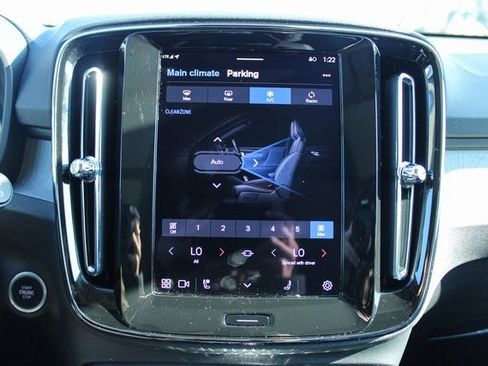 Used 2025 Volvo XC40 B5 Plus image 22