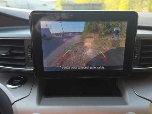 Used 2023 Ford Explorer XLT w/ Equipment Group 202A AWD/4WD image 11