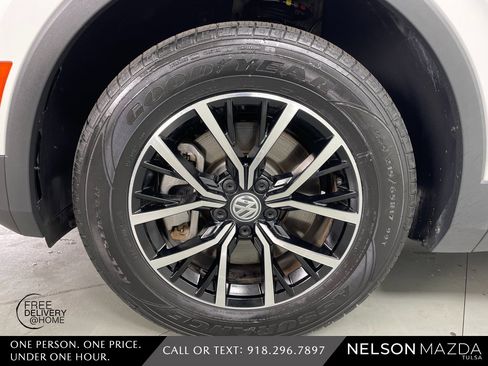 Used 2021 Volkswagen Tiguan SE w/ Panoramic Sunroof Package image 11