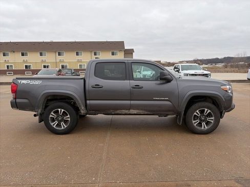 Used 2017 Toyota Tacoma TRD Sport w/ Tow Package (A/T) image 2