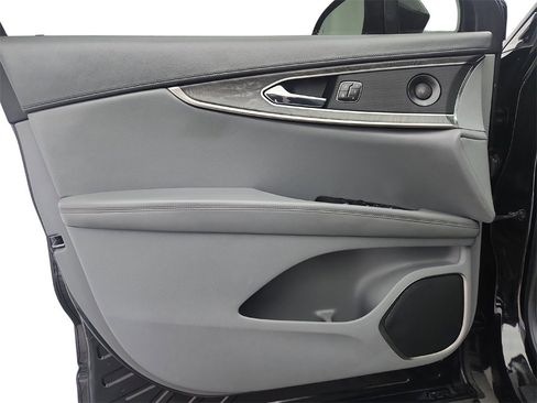 Used 2019 Lincoln Nautilus Reserve image 24