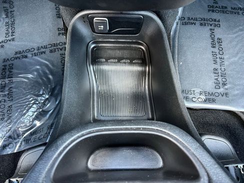 Used 2025 Chrysler Pacifica Select image 40