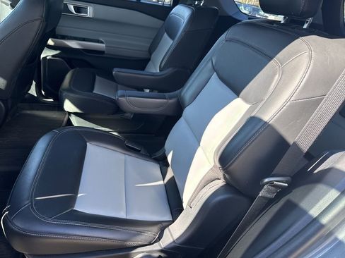 Used 2022 Ford Explorer XLT w/ Equipment Group 202A image 10