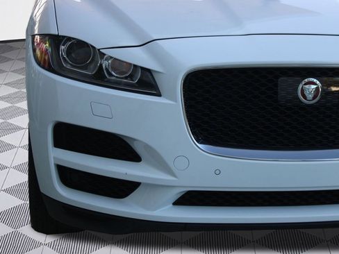 Used 2019 Jaguar F-PACE Premium image 11