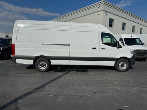 Used 2025 Mercedes-Benz Sprinter 2500 image 6