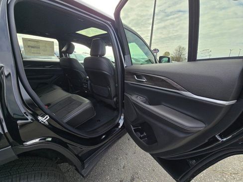 New 2026 Jeep Grand Cherokee Altitude image 14