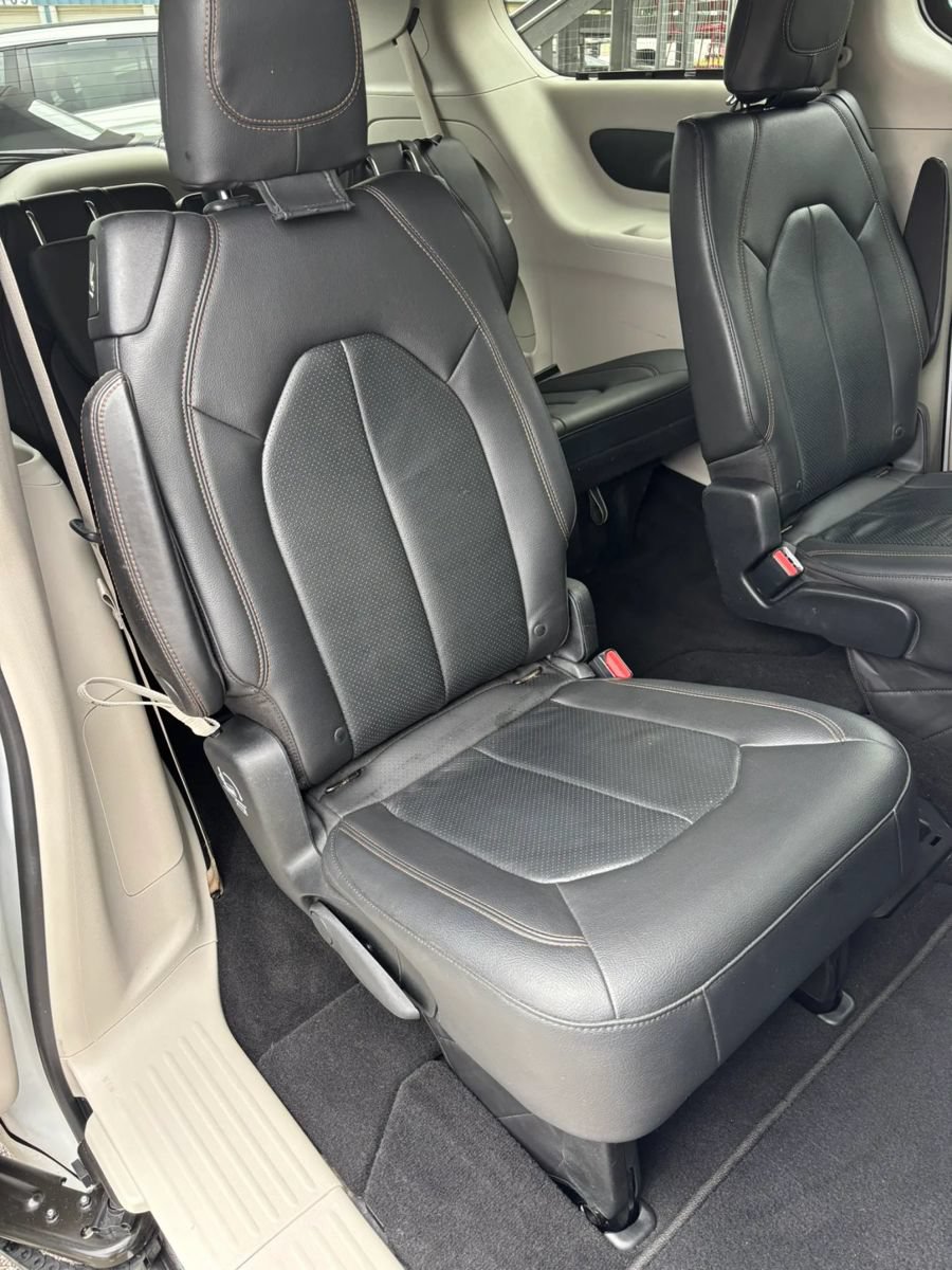 Used 2018 Chrysler Pacifica Touring-L FWD image 16