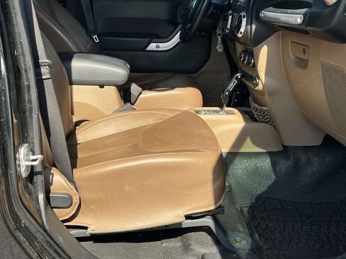 Used 2013 Jeep Wrangler Unlimited Rubicon w/ Connectivity Group AWD/4WD image 22