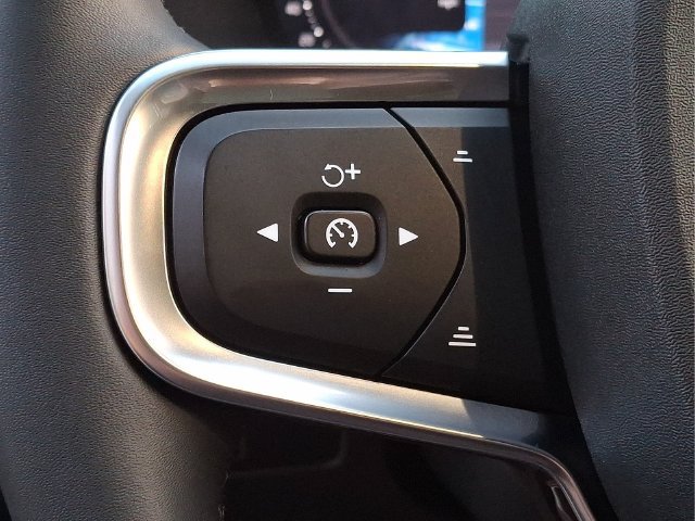 Certified 2024 Volvo XC40 B5 Core AWD/4WD image 17
